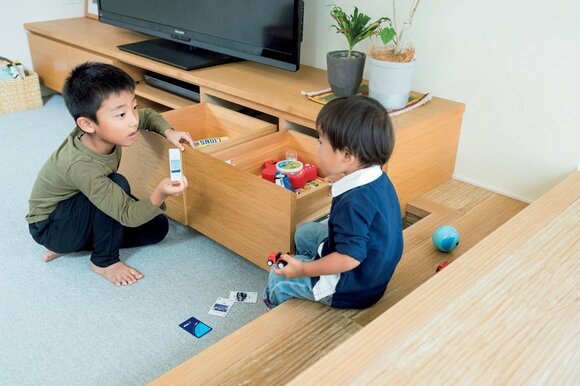 兄弟テレビの前で遊ぶ