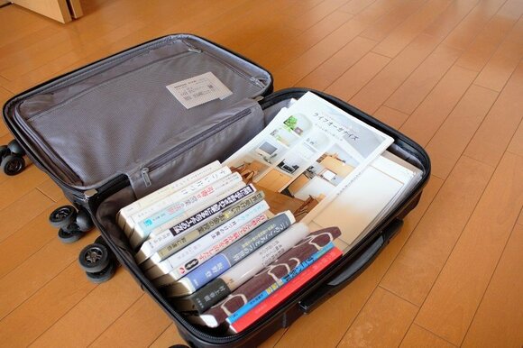 スーツケースを移動式の本棚にする