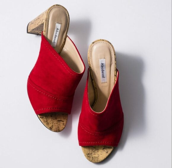 甲深ミュールはくすみ系カラーをチェック