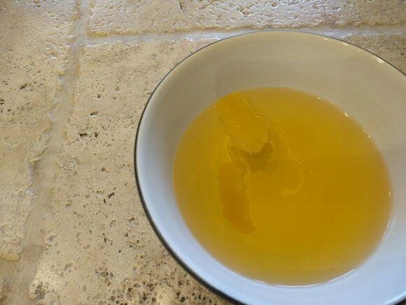 チンしたあとのお酢レモン液を使って周りのキッチン用具もキレイにできちゃう