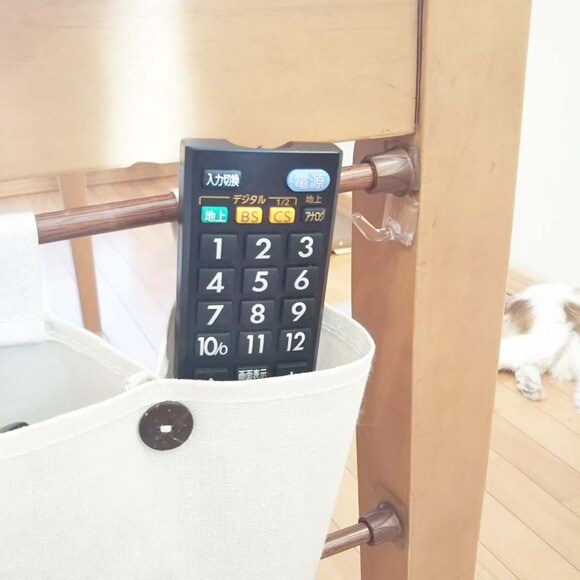 フックとつっぱり棒でリモコン収納