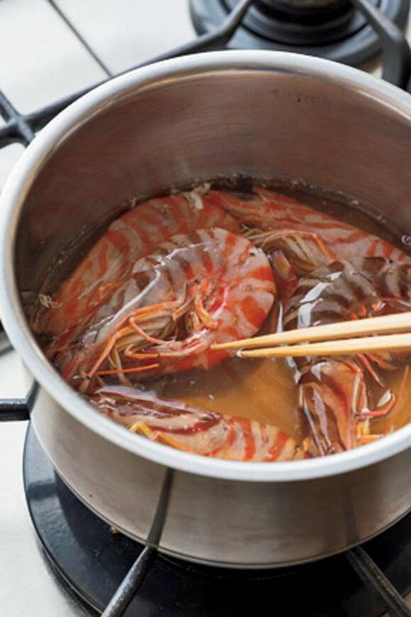 お鍋にエビ