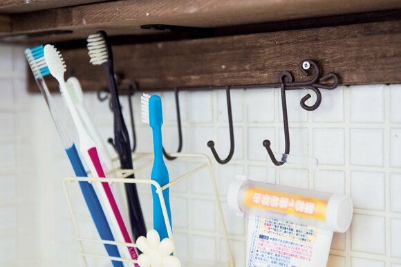 フックに歯ブラシ入れ