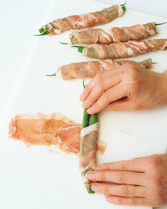 インゲンをお肉でまく