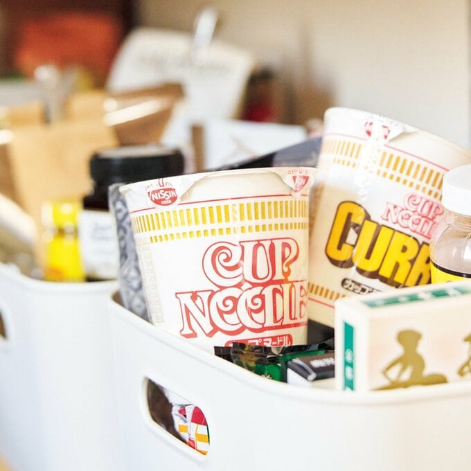 白いボックスに入ったカップラーメンなどのストック食品