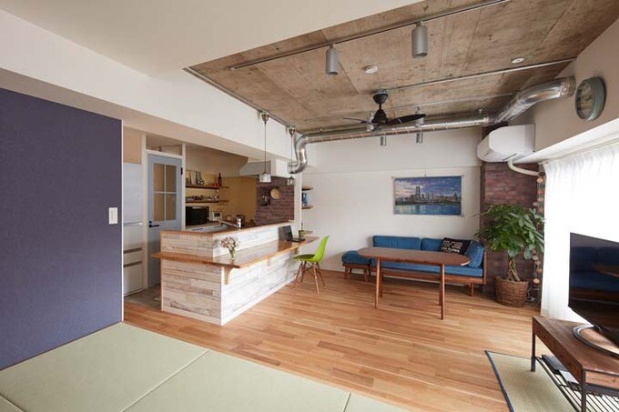 小上がりから見たリビングとキッチン