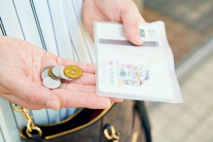 手のひらに小銭