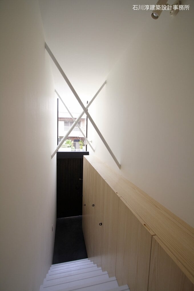 玄関ドアの上は大きな窓