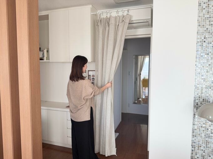 カーテンをあける篠えりさん