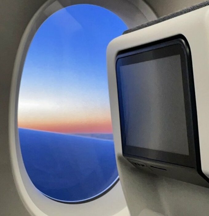 飛行機の窓から見える景色は旅ならでは