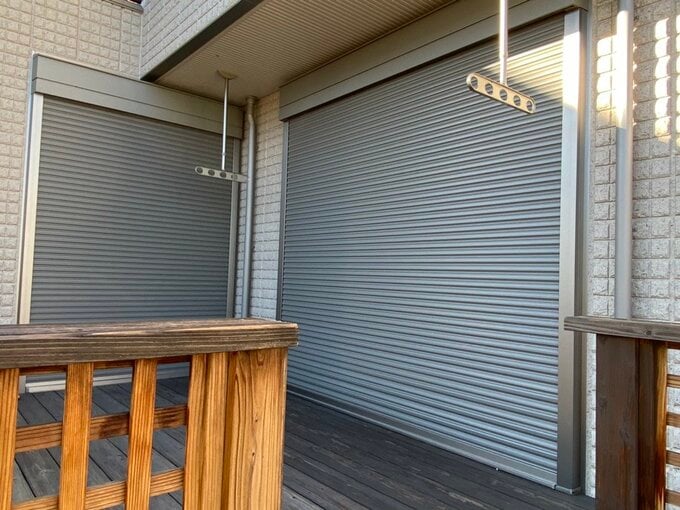 シャッターのある窓