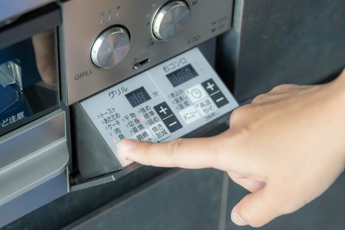 「ワンタッチで出てくる操作盤も使いやすい！このボタンでオート機能が使えるのですね」