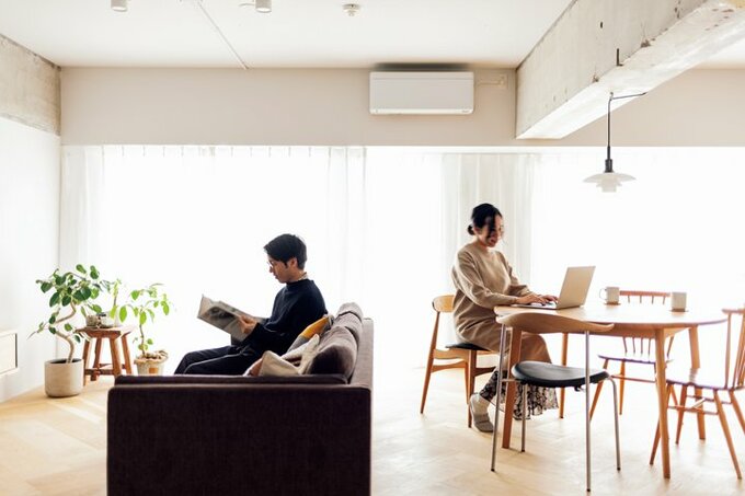 仕切りのない空間でくつろぐ夫妻