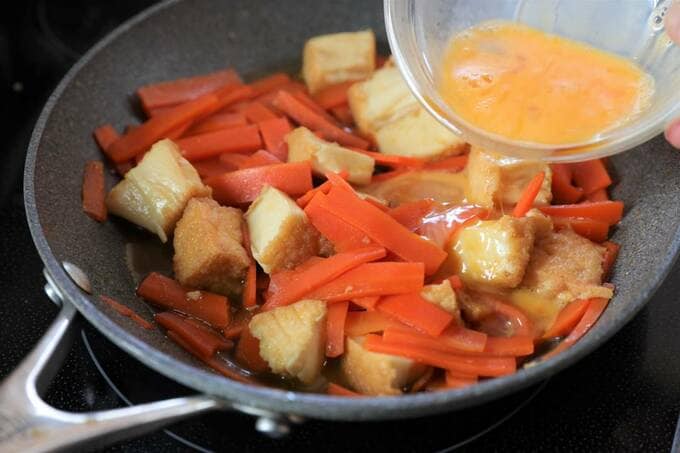 フライパンに溶き卵を入れる様子