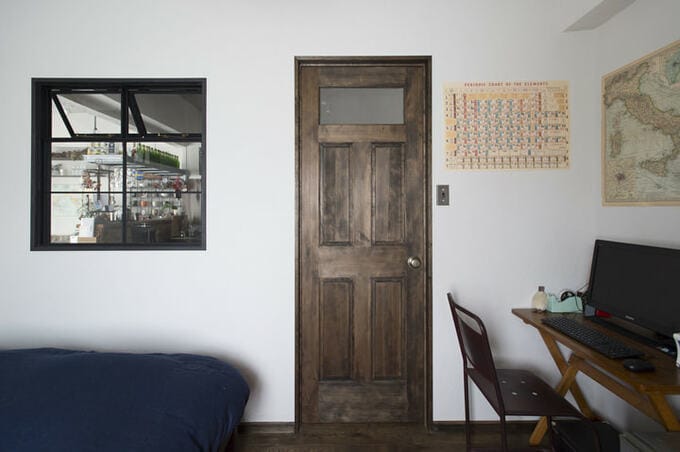 窓が多く明るい寝室