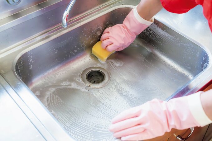 シンク内側の掃除をする手元