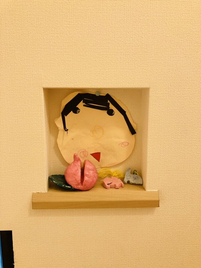 子どもの作品を飾っているニッチ