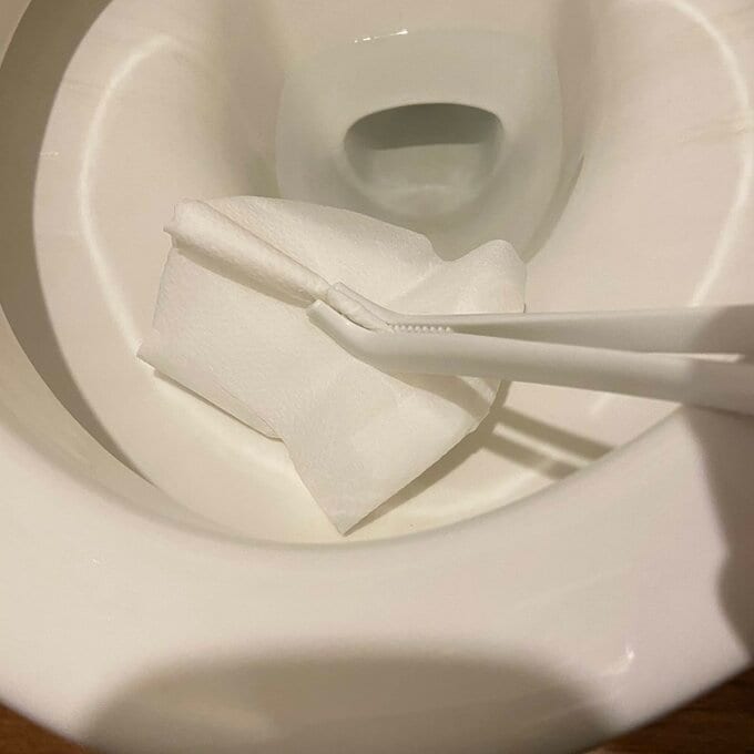 折り目の部分をはさんで掃除