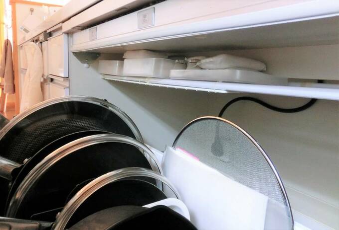 キッチンコンロ下の深い引き出しは、上の死角につっぱり棒