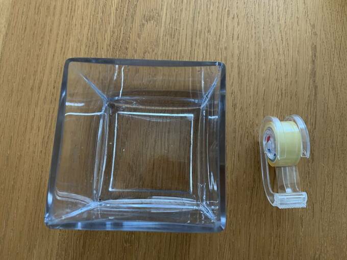 口の広い花器とセロハンテープ