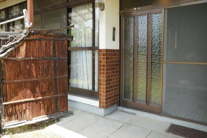 外から見たリフォーム前の玄関