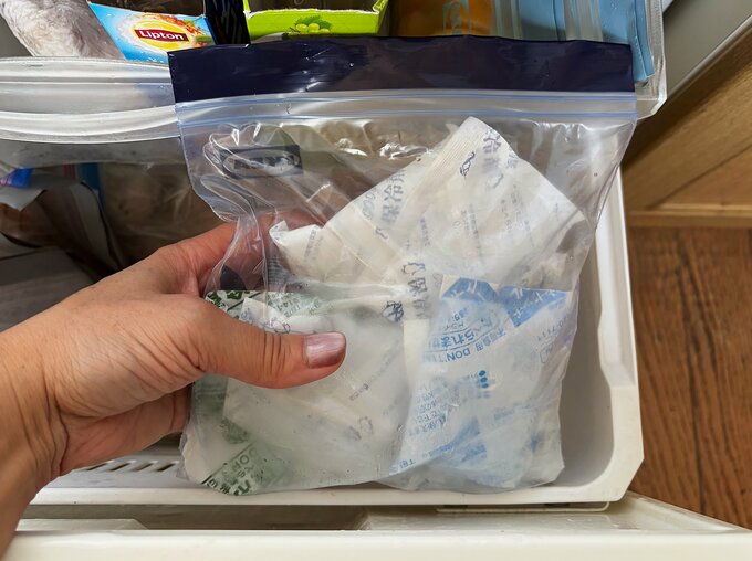 保冷剤をジッパーに入れている
