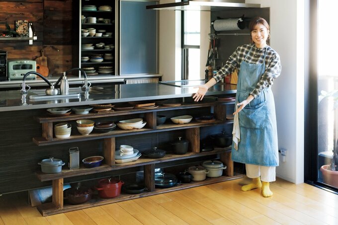 キッチンの前に立つSHINOさん