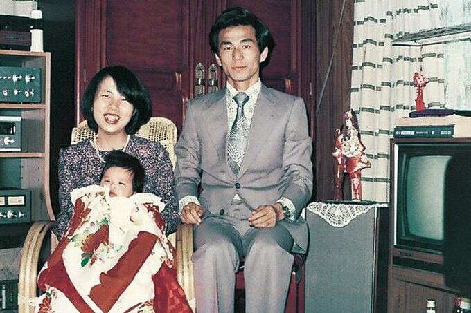 お宮参りの産着に包まれた雪浦さんと両親