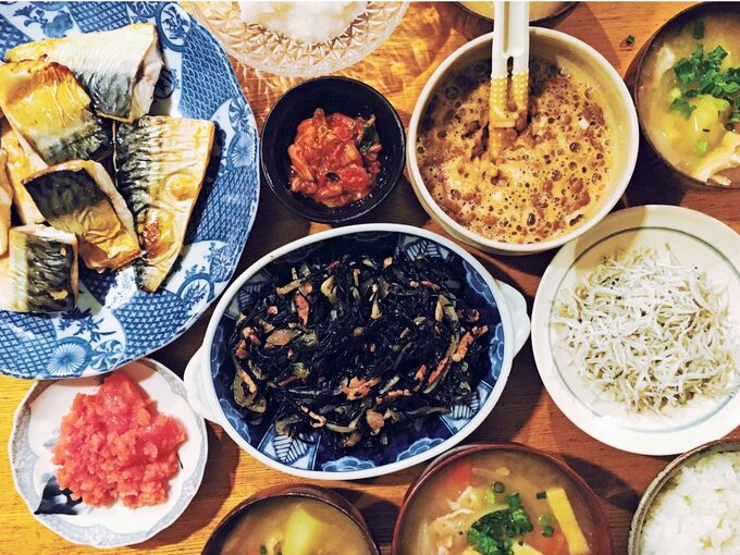 食卓にサバやヒジキなど