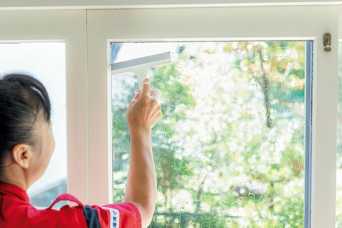 スクイージーを使う新津さん