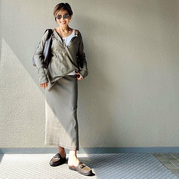 中間色の淡いグレートップスとスカートの組み合わせ