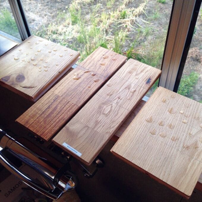 硬いチークかナラに天然塗料や天然成分のワックスを使用