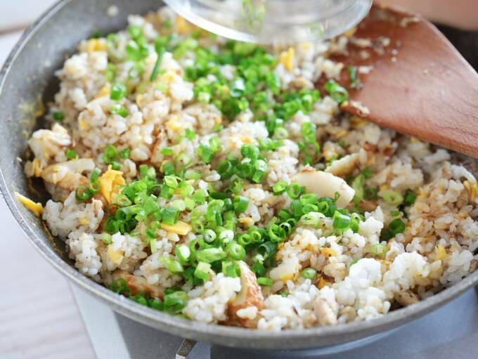 フライパンにネギ