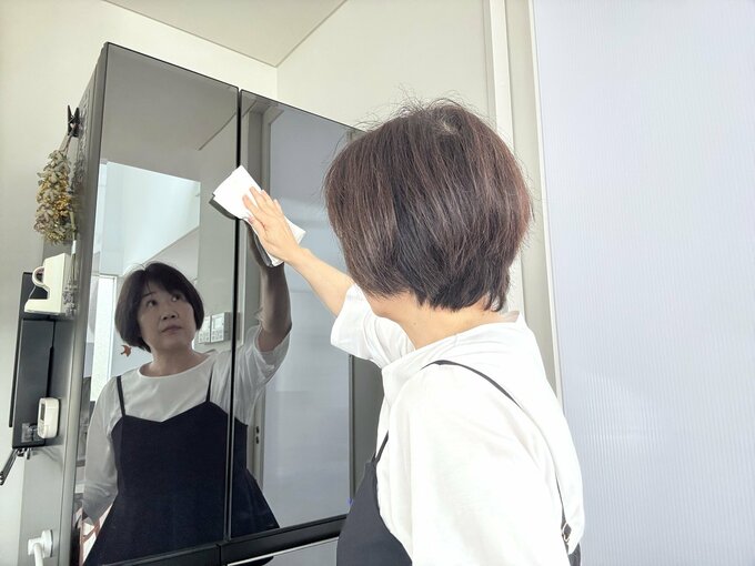 冷蔵庫をふいている様子