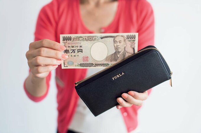女性お財布から1万円札