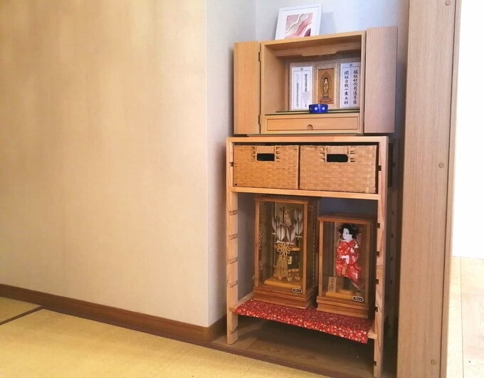 仏壇やの破魔弓・羽子板を飾る