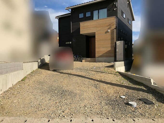 道路側から見た玄関