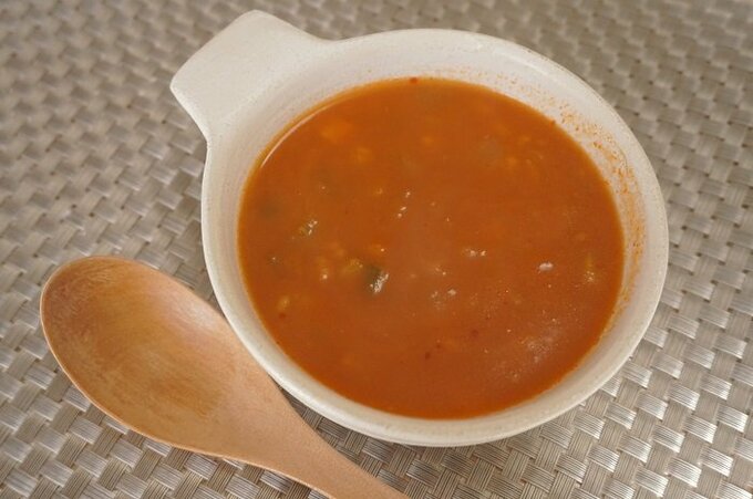 器に入っている野菜たっぷりトマトのスープ