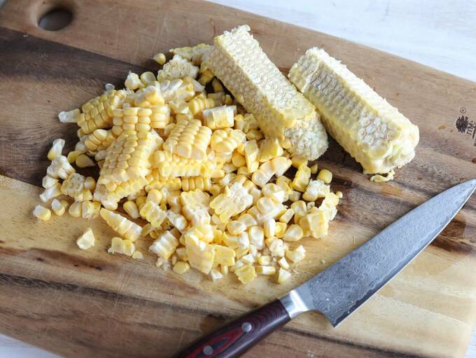 トウモロコシの実を切り落とす