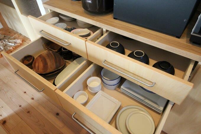 上段と中段の引き出しを開ける