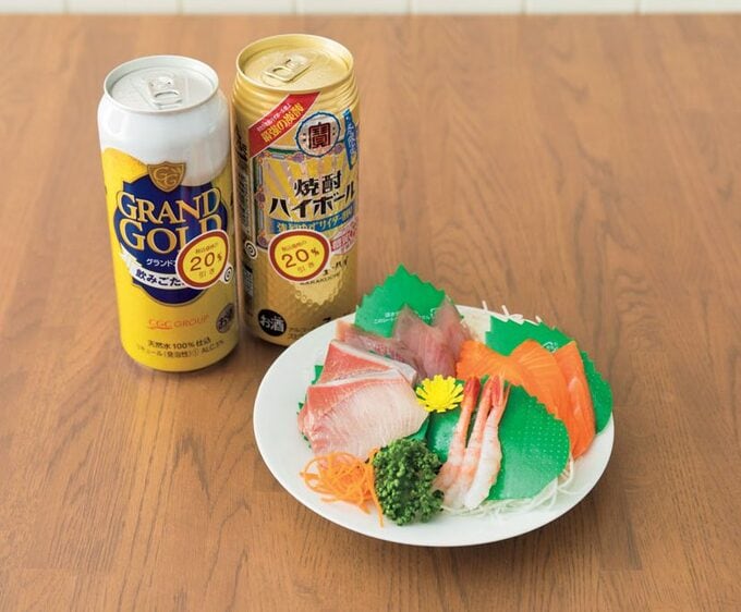 特売のお酒とお刺身の画像