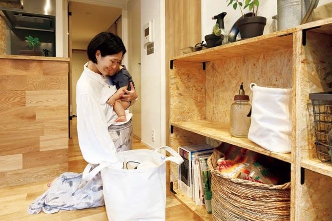 壁面や飾り棚をうまく活用した収納