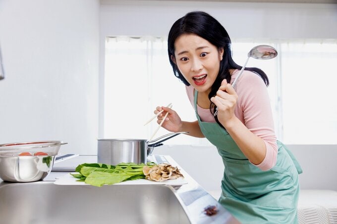 ゴキブリを発見する女性