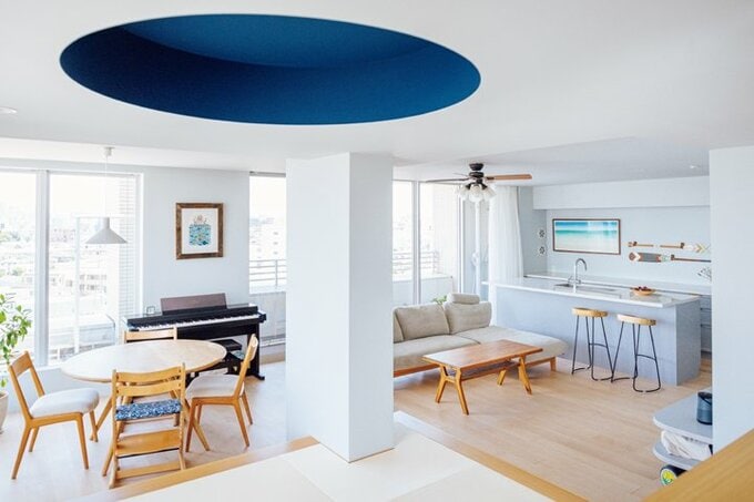 ブルーグレーに塗装した爽やかなLDK