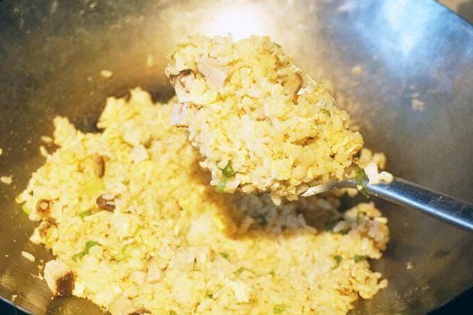 スチール鍋にチャーハン