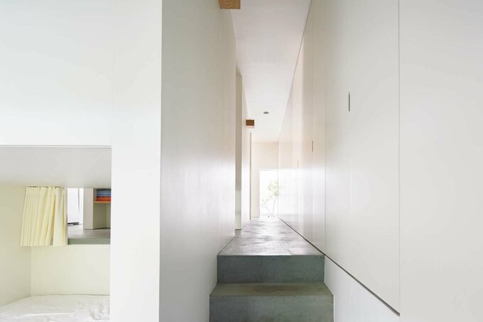 玄関からクローゼットのある廊下を見る