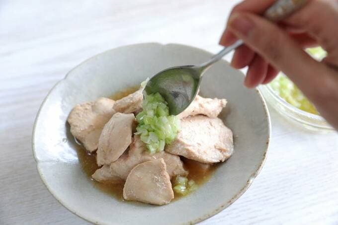 ネギだれをかける