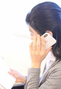 電話している人