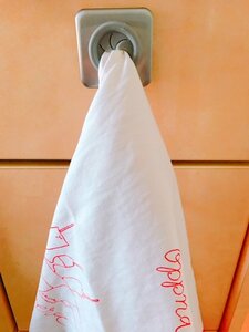 裏が両面テープになっているので、キッチンのどこかにペタッとはるだけです。