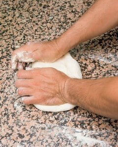 (3)生地をこねる